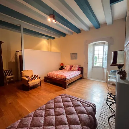 Chateau De Lugerat Bed & Breakfast 3*
