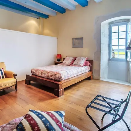 Chateau De Lugerat Bed & Breakfast Bignac